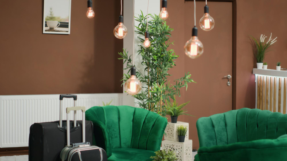 Een interieur met groene stoellen