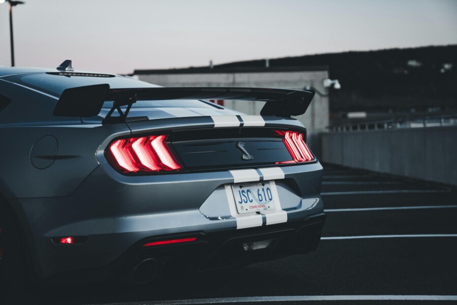 auto met spoiler op parkeerplaats