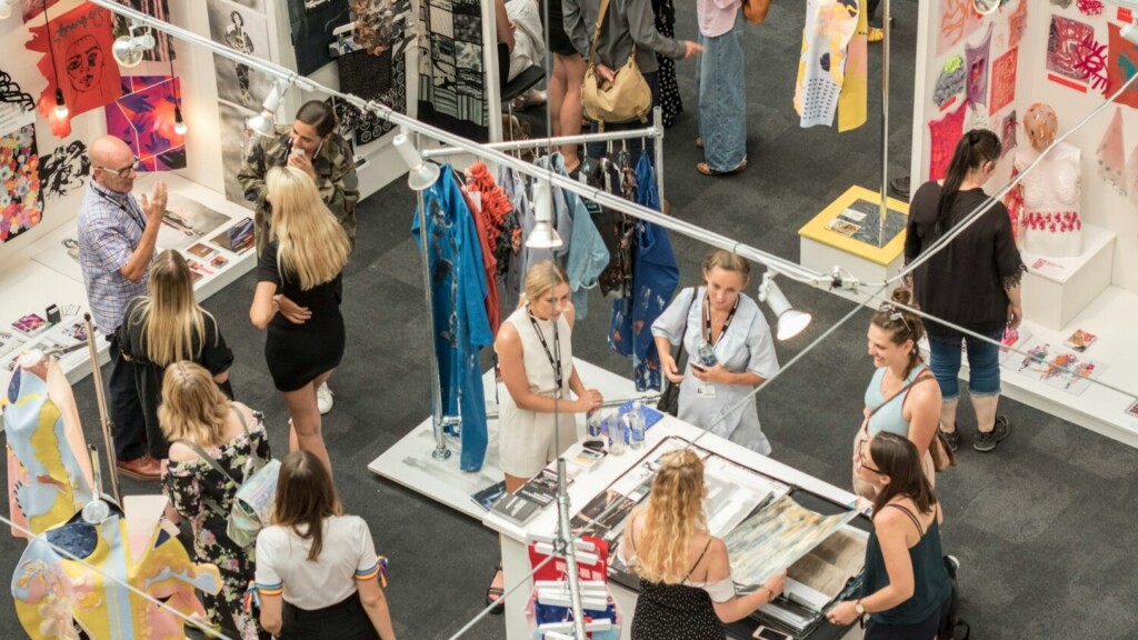 Bezoekers verzamelen rond stand en bekijken producten, dynamiek door gamification beursstand en interactie