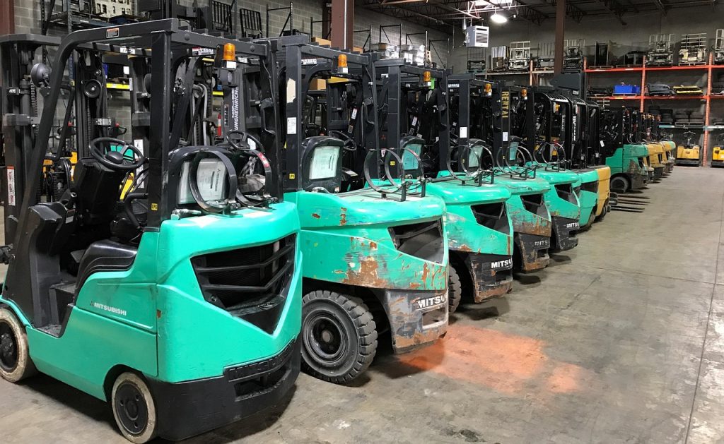 Heftrucks in een magazijn