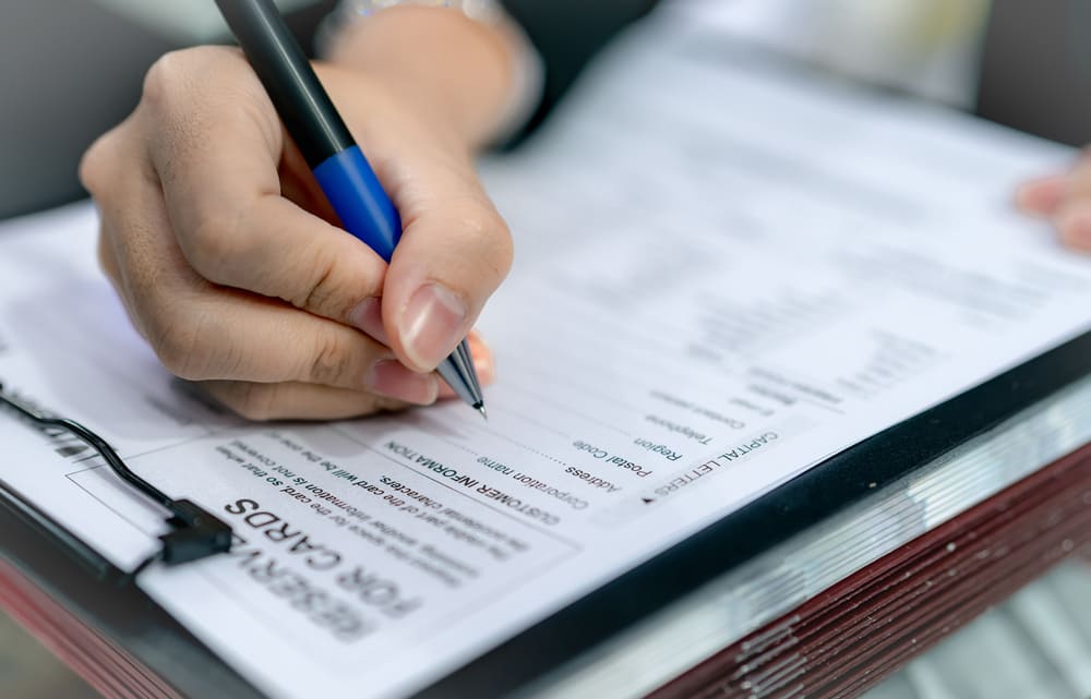 iemand is een vergunningaanvraag aan het invullen