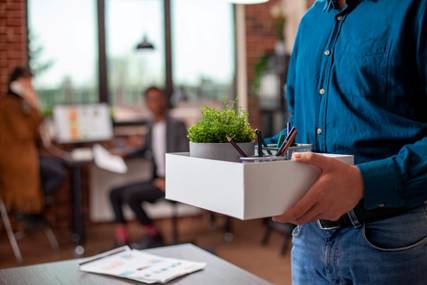 man met bakje met plantje en pennen