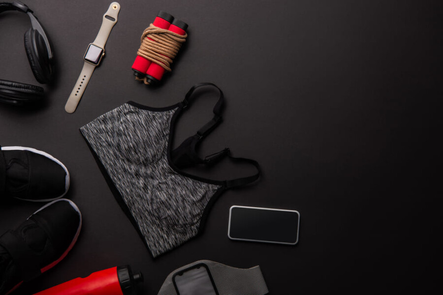 verschillende fitnessgadgets op de grond uitgelegd