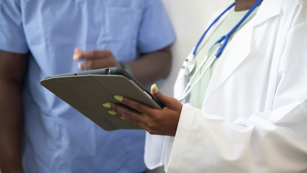 Arts met tablet bespreekt medische informatie tijdens beoordeling van wilsonbekwaamheid in de zorg